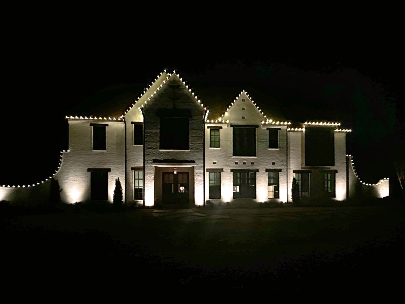 Best Christmas light installers in Atlanta showcasing bright white roofline C9 bulbs